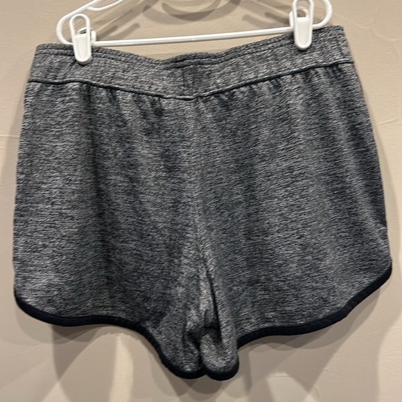 UNDER ARMOUR EUC grey heat gear technology athletic shorts size S - Picture 4 of 4